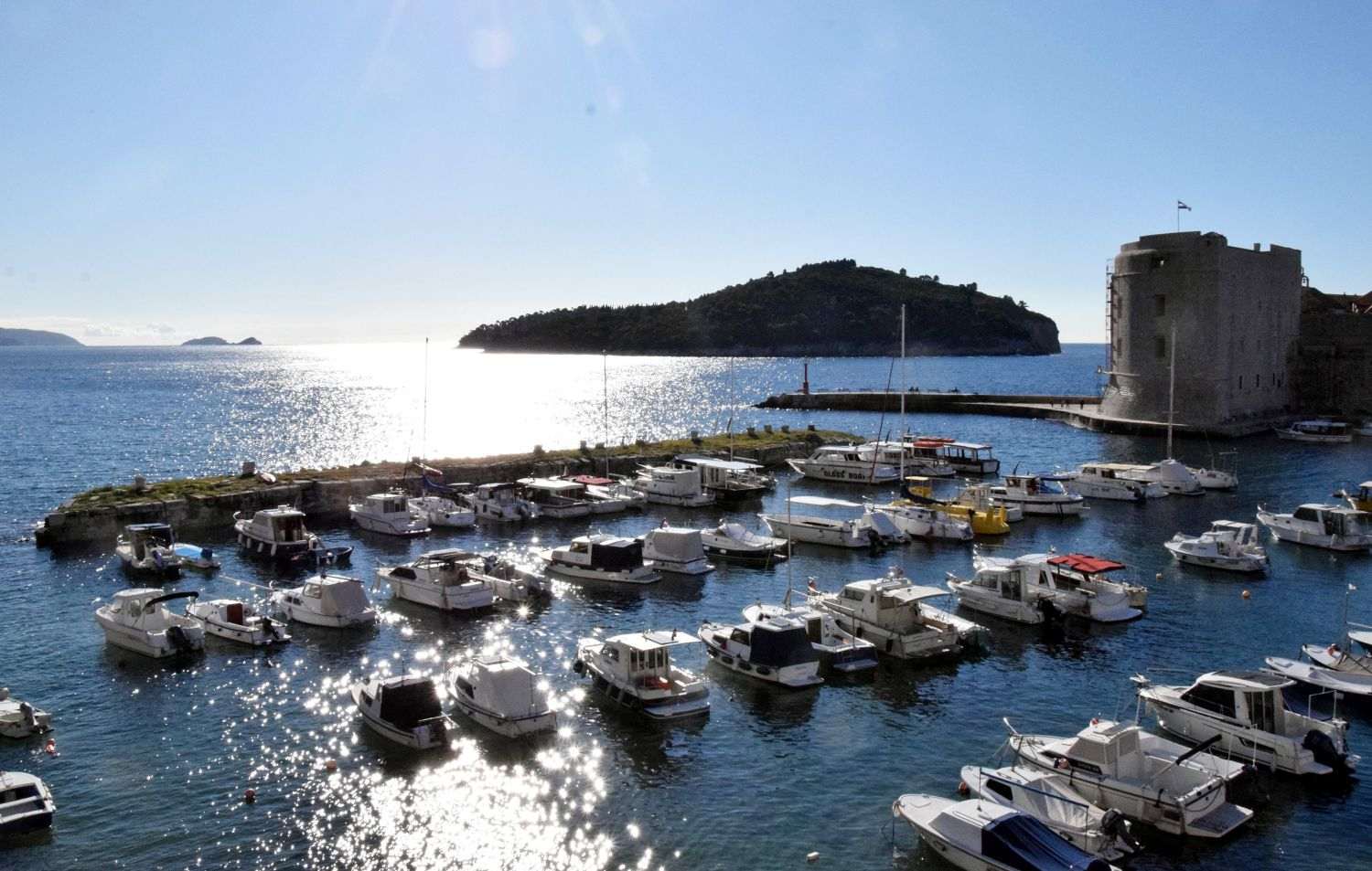 (FOTO) DUBROVNIK: Dubrovačke zidine, duljine 1940 metara, od početka godine obišlo 820 tisuća posjetitelja (FOTO) DUBROVNIK: Dubrovačke zidine, duljine 1940 metara, od početka godine obišlo 820 tisuća posjetitelja