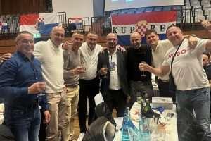 PRVA KUPREŠKA NOĆ U FRANKFURTU: Sanjam Stožer i cvjetna polja Kupresa… u pjesmi i srcima iseljenih Kuprešaka PRVA KUPREŠKA NOĆ U FRANKFURTU: Sanjam Stožer i cvjetna polja Kupresa… u pjesmi i srcima iseljenih Kuprešaka