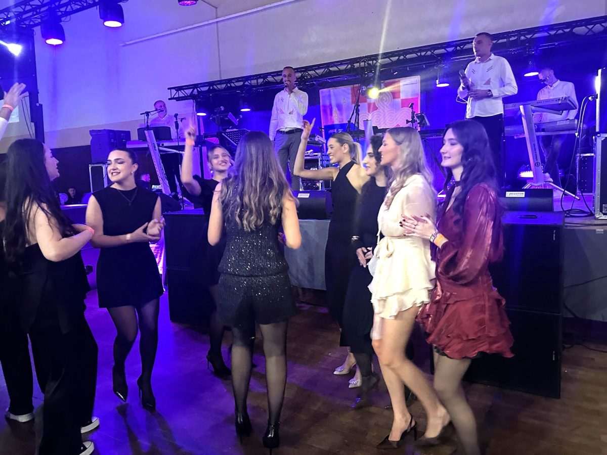 PRVA KUPREŠKA NOĆ U FRANKFURTU: Sanjam Stožer i cvjetna polja Kupresa… u pjesmi i srcima iseljenih Kuprešaka PRVA KUPREŠKA NOĆ U FRANKFURTU: Sanjam Stožer i cvjetna polja Kupresa… u pjesmi i srcima iseljenih Kuprešaka