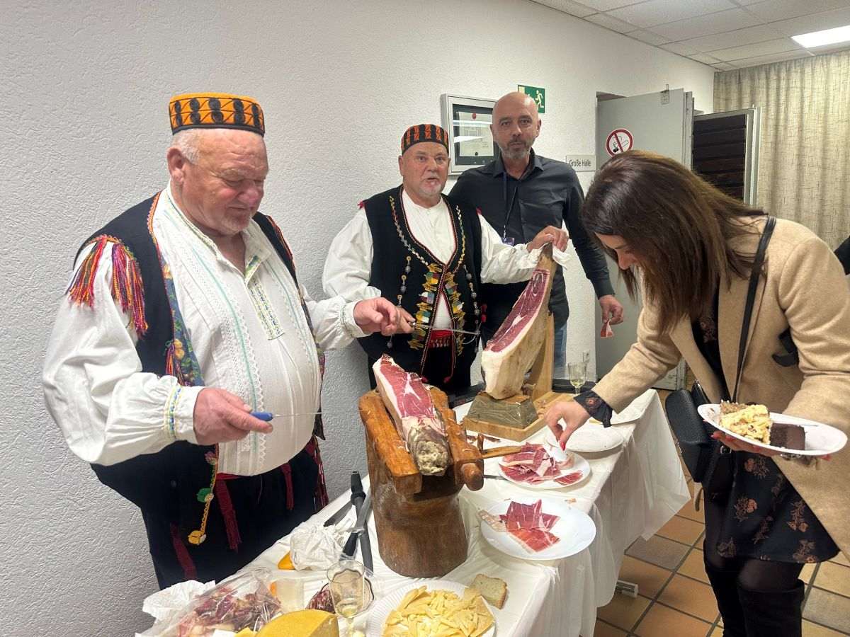 PRVA KUPREŠKA NOĆ U FRANKFURTU: Sanjam Stožer i cvjetna polja Kupresa… u pjesmi i srcima iseljenih Kuprešaka PRVA KUPREŠKA NOĆ U FRANKFURTU: Sanjam Stožer i cvjetna polja Kupresa… u pjesmi i srcima iseljenih Kuprešaka