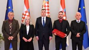 POSMRTNO ODLIČJE GENERALU ANTI ROSI: Predsjednik Milanović posmrtno je Veleredom Petra Krešimira IV. s lentom i Danicom odlikovao prvog hrvatskog generala zbora