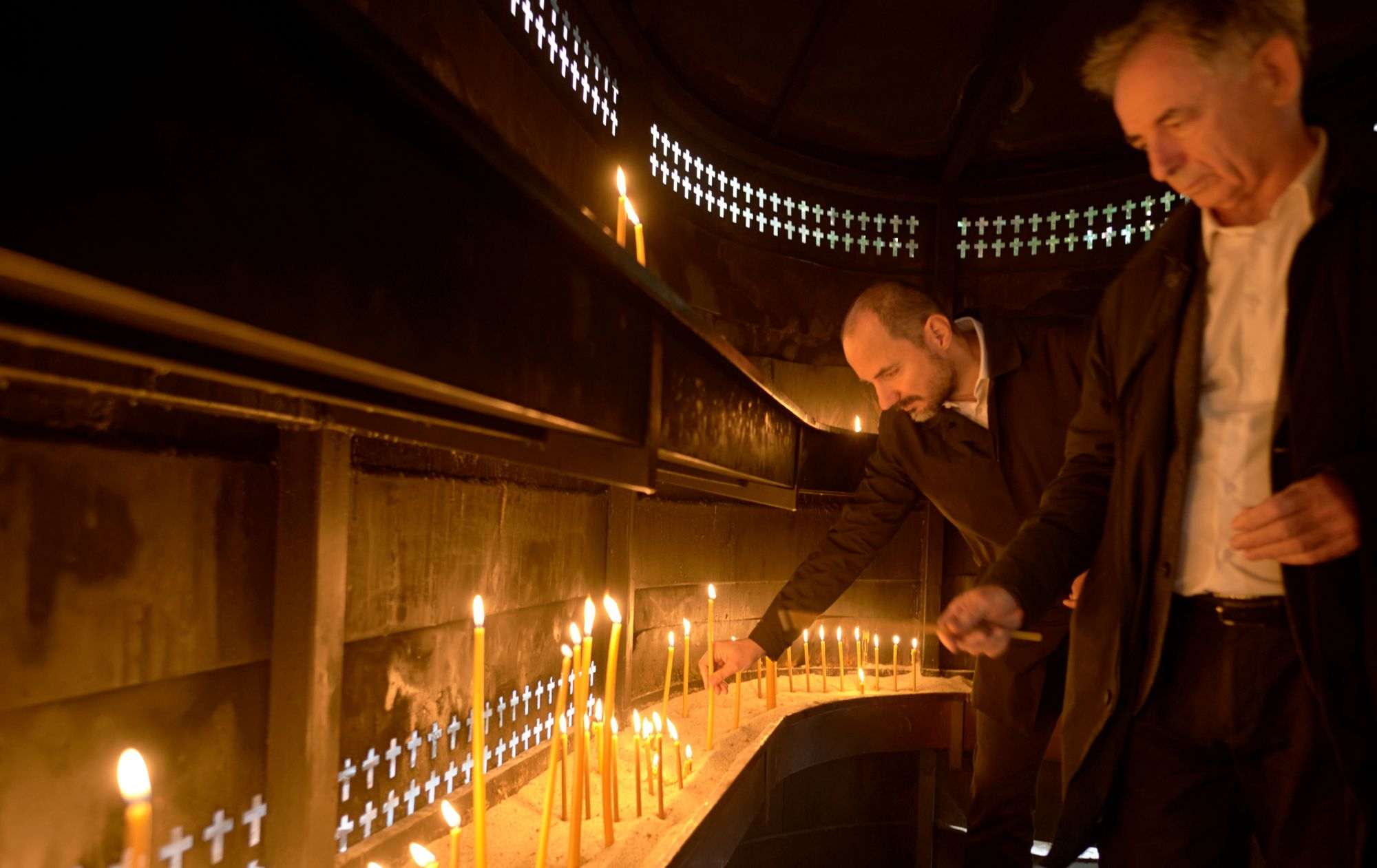 UPUTILI PRIOPĆENJE: M. Pupovac, B. Milošević i N. Vukobratović zapalili svijeće u počast žrtvama Vukovara i Škabrnje UPUTILI PRIOPĆENJE: M. Pupovac, B. Milošević i N. Vukobratović zapalili svijeće u počast žrtvama Vukovara i Škabrnje