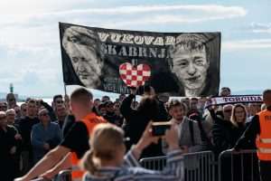 PORUKA S PROSVJEDA NA RIVI: Dosta je kriminalizacije onih koji su Hrvatsku stvarali i mladih koji je žele braniti istinom, ponosom i ljubavlju!