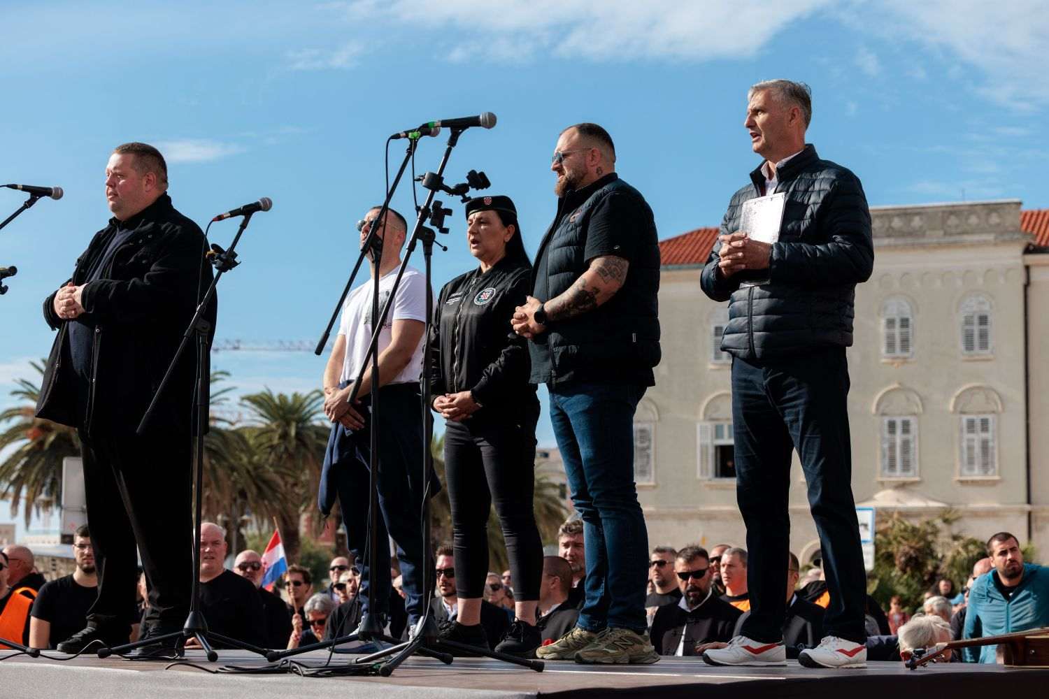 PORUKA S PROSVJEDA NA RIVI: Dosta je kriminalizacije onih koji su Hrvatsku stvarali i mladih koji je žele braniti istinom, ponosom i ljubavlju!