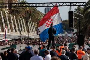 PORUKA S PROSVJEDA NA RIVI: Dosta je kriminalizacije onih koji su Hrvatsku stvarali i mladih koji je žele braniti istinom, ponosom i ljubavlju!