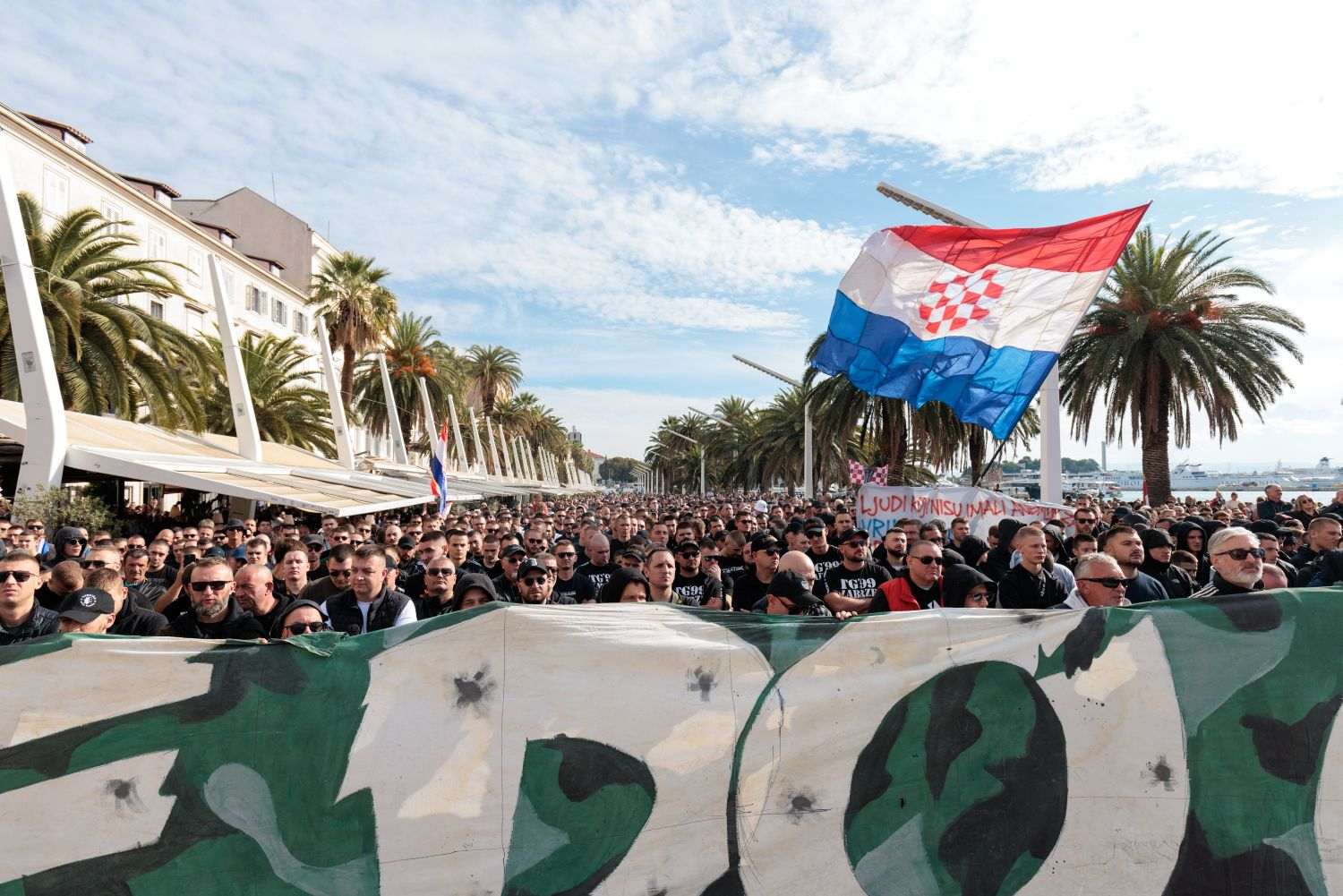 PORUKA S PROSVJEDA NA RIVI: Dosta je kriminalizacije onih koji su Hrvatsku stvarali i mladih koji je žele braniti istinom, ponosom i ljubavlju!