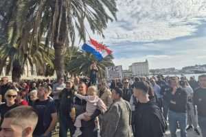 PORUKA S PROSVJEDA NA RIVI: Dosta je kriminalizacije onih koji su Hrvatsku stvarali i mladih koji je žele braniti istinom, ponosom i ljubavlju!