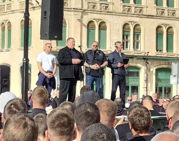 (FOTO) "ŠTO SE KRVLJU BRANI NE PUŠTA SE LAKO": Na Rivi održan prosvjed Torcide i udruga hrvatskih branitelja Torcidin prosvjed na splitskoj Rivi / Foto: Fenix (SIM)