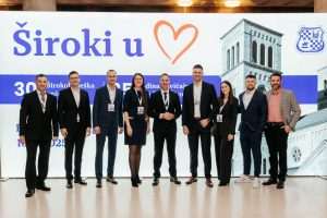 SPEKTAKULARNA 30. ŠIROKOBRIJEŠKA VEČER U ZAGREBU: Više od 1.700 gostiju na obilježavanju 35. godišnjice Zavičajna zajednica Široki Brijeg SPEKTAKULARNA 30. ŠIROKOBRIJEŠKA VEČER U ZAGREBU: Više od 1.700 gostiju na obilježavanju 35. godišnjice Zavičajna zajednica Široki Brijeg