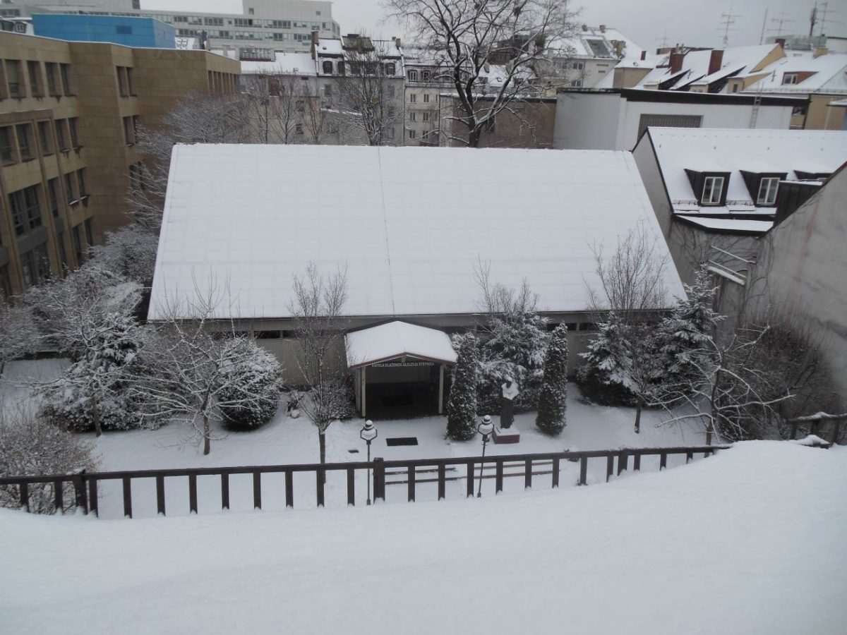 Statua bl. Alojzija Stepinca u dvorištu Hrvatske katoličke župe München / Fenix (fra Jozo Župić)