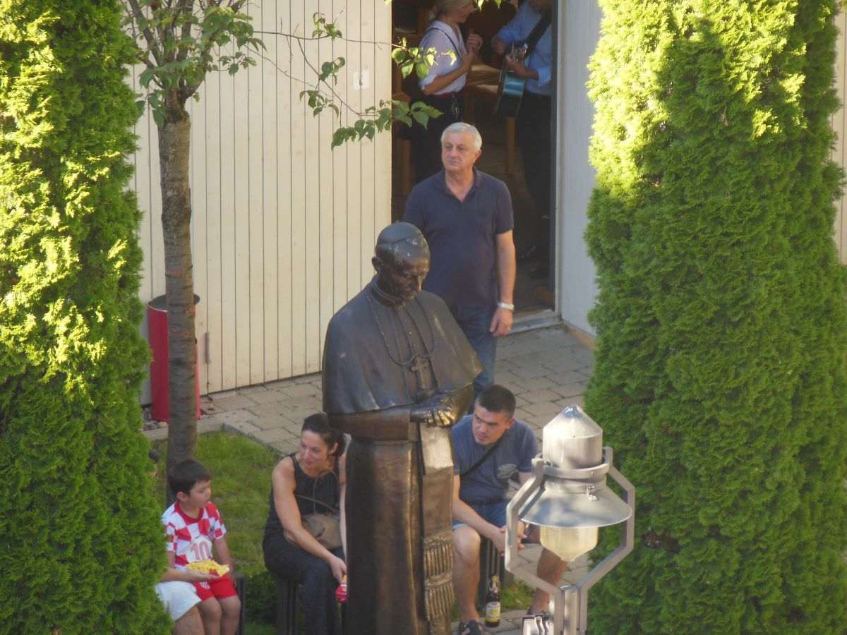 Statua bl. Alojzija Stepinca u dvorištu Hrvatske katoličke župe München / Fenix (fra Jozo Župić)