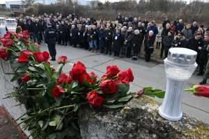 Polaganje vijenaca ispred ostataka Borovo Commerce/ Foto: Hina