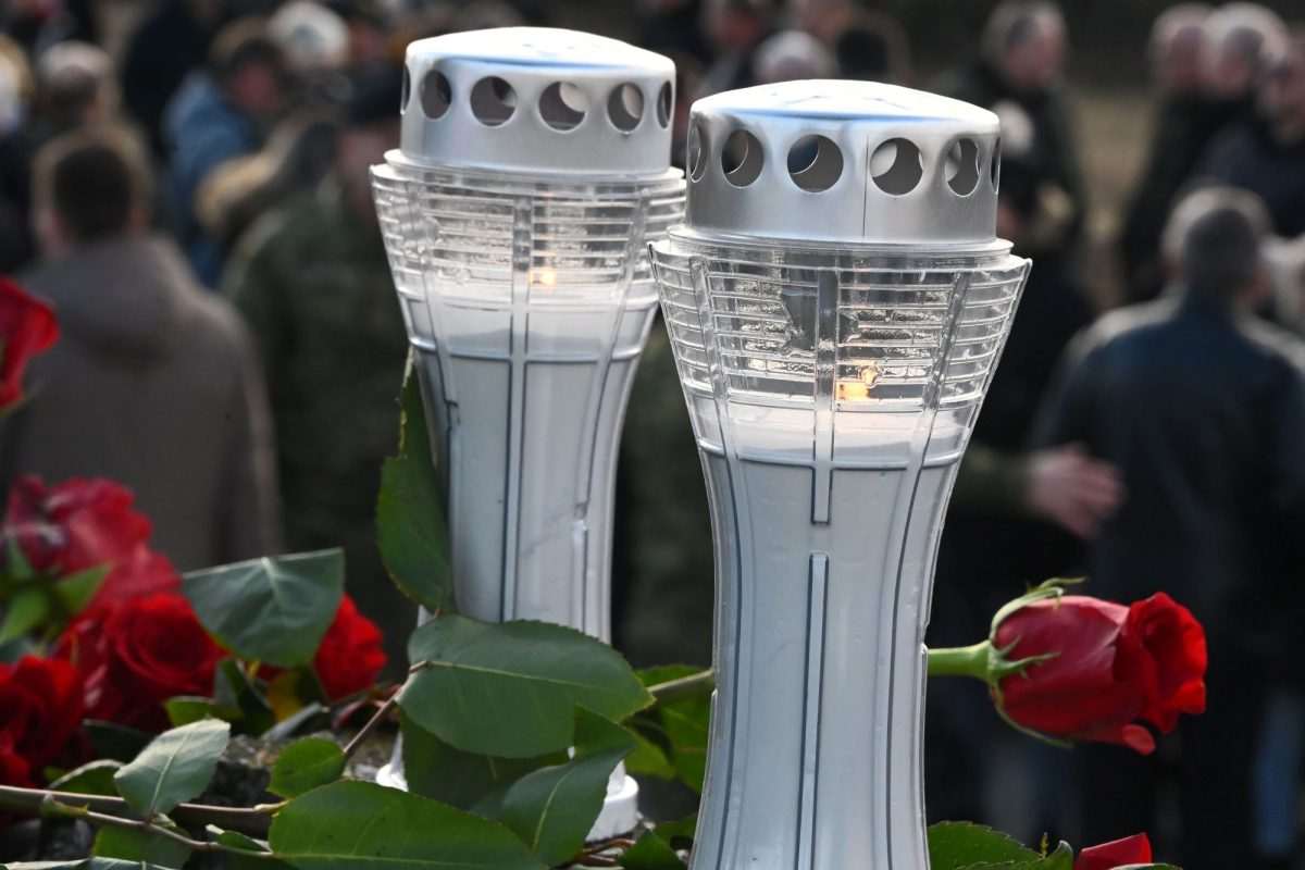 Polaganje vijenaca ispred ostataka Borovo Commerce/ Foto: Hina