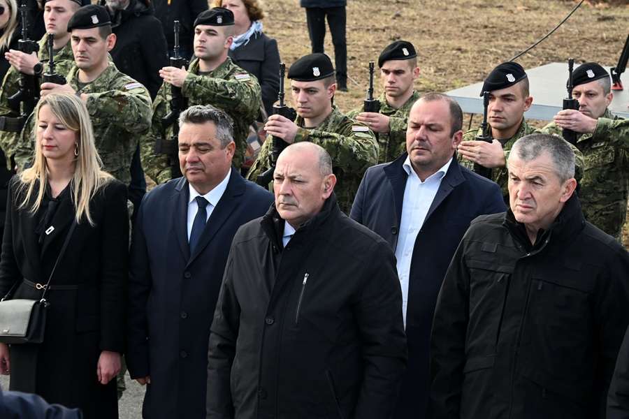Polaganje vijenaca ispred ostataka Borovo Commerce