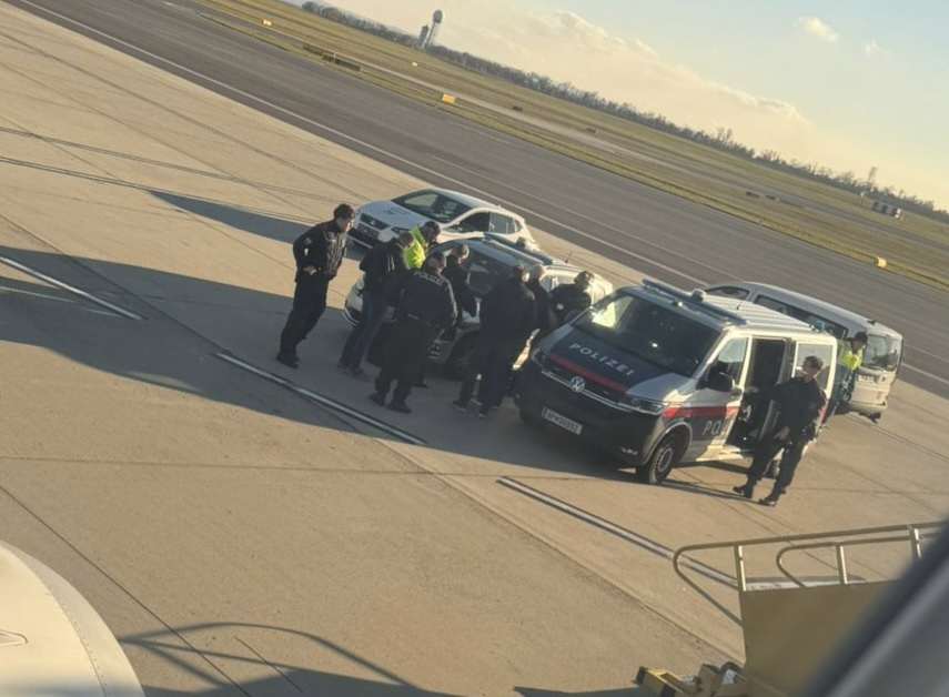 NAKON 18 GODINA PUŠTEN NA SLOBODU: Povratak Brune Stojića iz zatvora u Grazu za Zagreb zaustavljen u Beču iz "proceduralnih razloga" Policija odvodi Brunu Stojića s zračne luke u Beču / Foto: Fenix (SIM)