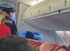 NAKON 18 GODINA PUŠTEN NA SLOBODU: Povratak Brune Stojića iz zatvora u Grazu za Zagreb zaustavljen u Beču iz "proceduralnih razloga" Putnici u zrakoplovu u Beču kojim je Bruno Stojić trebao poletjeti za Zagreb / Foto: Fenix (SIM)