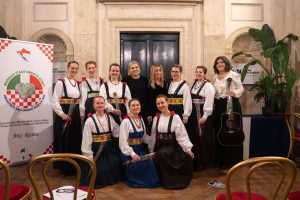 KLAPA CESARICE ODUŠEVILA RIM: Večer hrvatske tradicije u prestižnom Institutu Dante Alighieri Koncert klape Cesarice u Rimu / Foto: Fenix (MIC)