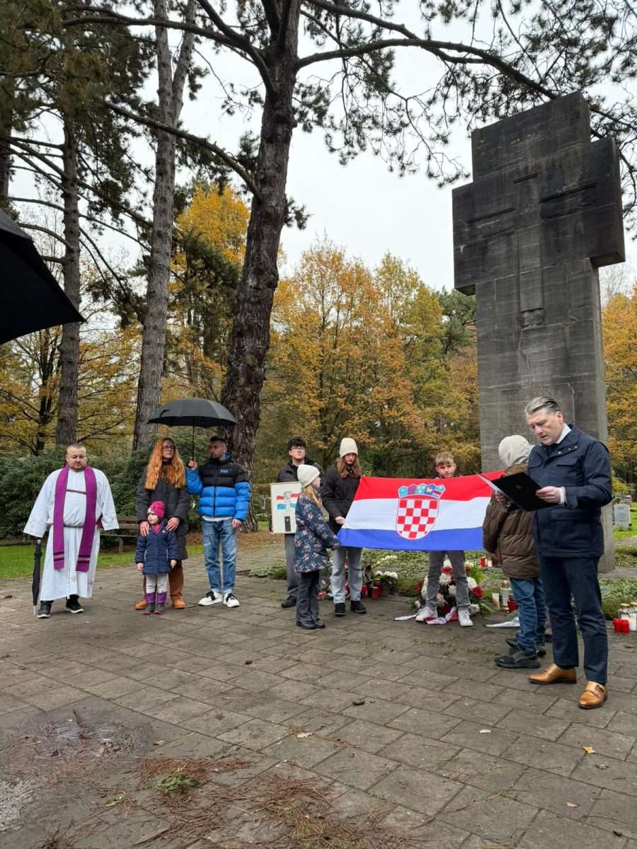 DAN SJEĆANJA: Učitelji hrvatske nastave u Hamburgu organizirali okupljanje u spomen na sve poginule i nestale hrvatske branitelje DAN SJEĆANJA: Učitelji hrvatske nastave u Hamburgu organizirali okupljanje u spomen na sve poginule i nestale hrvatske branitelje
