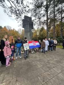 DAN SJEĆANJA: Učitelji hrvatske nastave u Hamburgu organizirali okupljanje u spomen na sve poginule i nestale hrvatske branitelje DAN SJEĆANJA: Učitelji hrvatske nastave u Hamburgu organizirali okupljanje u spomen na sve poginule i nestale hrvatske branitelje