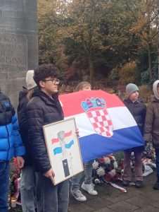 DAN SJEĆANJA: Učitelji hrvatske nastave u Hamburgu organizirali okupljanje u spomen na sve poginule i nestale hrvatske branitelje DAN SJEĆANJA: Učitelji hrvatske nastave u Hamburgu organizirali okupljanje u spomen na sve poginule i nestale hrvatske branitelje