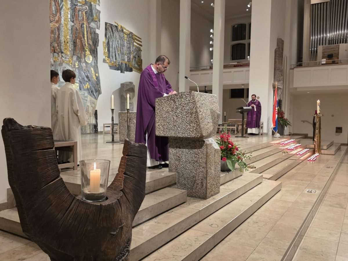 DAN SJEĆANJA U STUTTGARTU: Hrvati molitvom i misom odali počast Vukovaru i Škabrnji