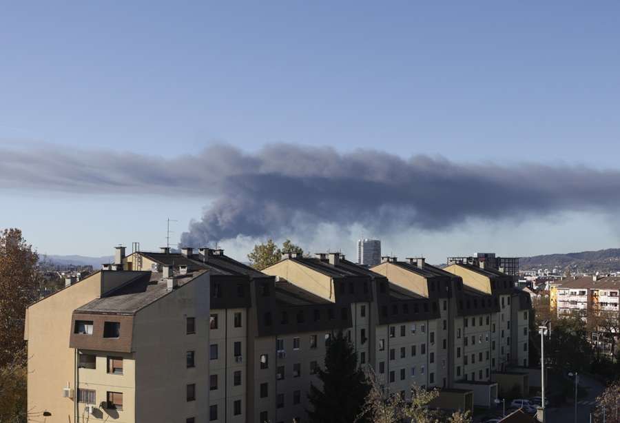 ZATVORITE PROZORE I SMANJITE BORAVAK NA OTVORENOM: Zbog velikog požara građani zapadnog dijela Zagreba Gori skladište guma u Svetoj Nedelji / Foto: Hina