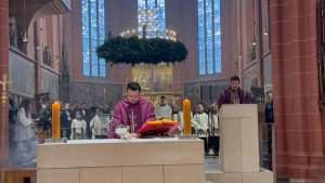 DUHOVNA OBNOVA U FRANKFURTU: Fra Goran Azinović potaknuo vjernike na pripravu za došašće DUHOVNA OBNOVA U FRANKFURTU: Fra Goran Azinović potaknuo vjernike na pripravu za došašće