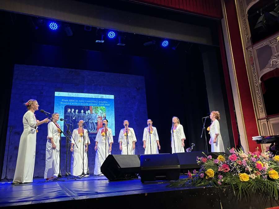 DUBROVNIK PJESMOM ZAGRLIO HRVATE CRNE GORE: Humanitarna večer zajedništva i baštine Klape pjevale za Hrvate Crne Gore / Foto: Fenix( Maja Mozara)