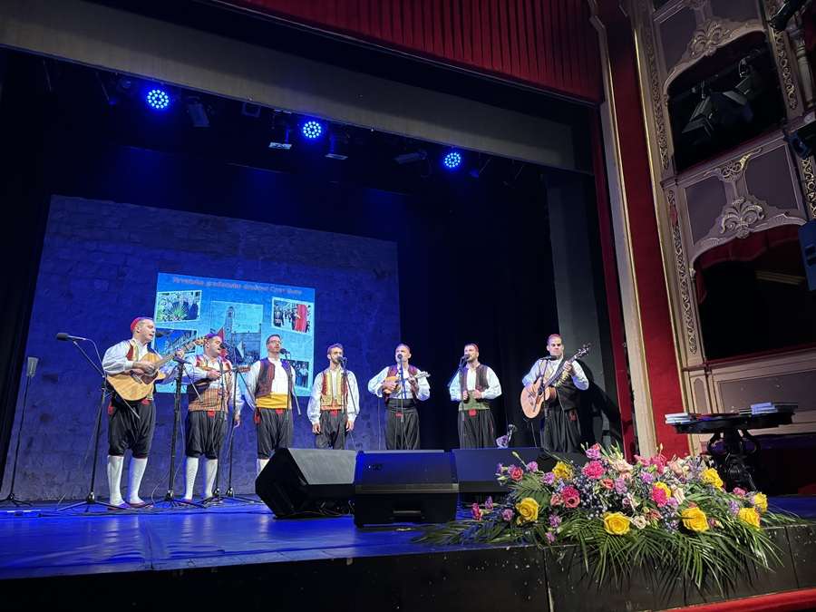 DUBROVNIK PJESMOM ZAGRLIO HRVATE CRNE GORE: Humanitarna večer zajedništva i baštine Klape pjevale za Hrvate Crne Gore / Foto: Fenix( Maja Mozara)