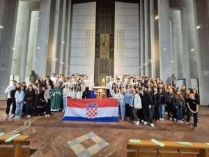 FRAMAŠI IZ MAINZA PORUČILI: Ne gledajte u mobitele, gledajte u ljude Mladi framaši / Foto: Fenix (MD)