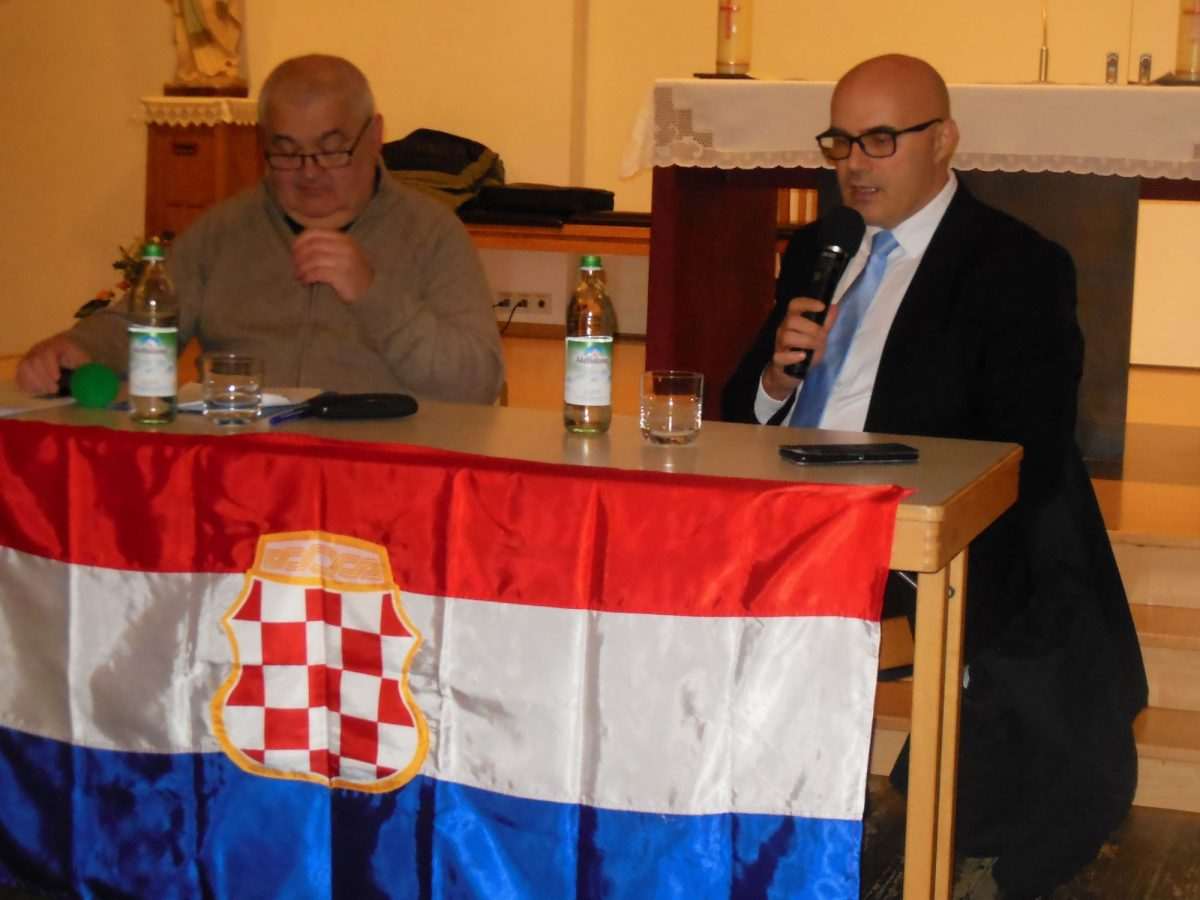 Predavanje u prostorijama HKŽ München / Foto: Fenix (fra Jozo Župić)