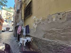 SLUČAJNO U NAPULJU: Nekoliko sati koji se pamte cijeli život! Odjeća se suši na ulici kojom prolaze vozila / Foto: Fenix (MD)