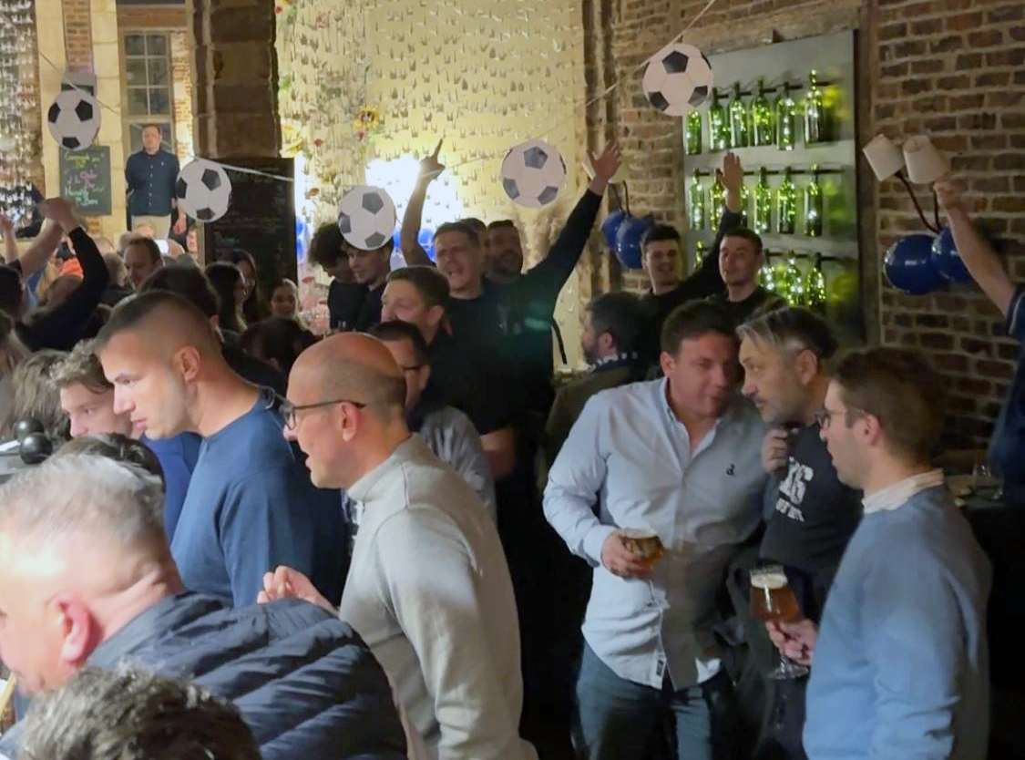 Hrvati u francuskom gradu Lilleu organizirali su u srijedu navečer "Plavu noć" uoči utakmice Dinama i Lillea / Foto: Hina