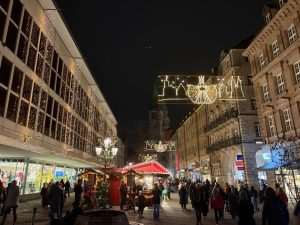 OTVOREN JEDAN OD NAJLJEPŠIH BOŽIĆNIH SAJMOVA U EUROPI: U Nürnbergu je toliko ljudi da se ne može doći do središta trga Otvoren Božićni sajam u Nürnbergu / Foto: Fenix (Petar K. Puđa)