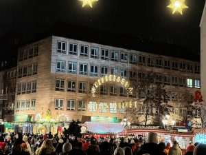 OTVOREN JEDAN OD NAJLJEPŠIH BOŽIĆNIH SAJMOVA U EUROPI: U Nürnbergu je toliko ljudi da se ne može doći do središta trga OTVOREN JEDAN OD NAJLJEPŠIH BOŽIĆNIH SAJMOVA U EUROPI: U Nürnbergu je toliko ljudi da se ne može doći do središta trga