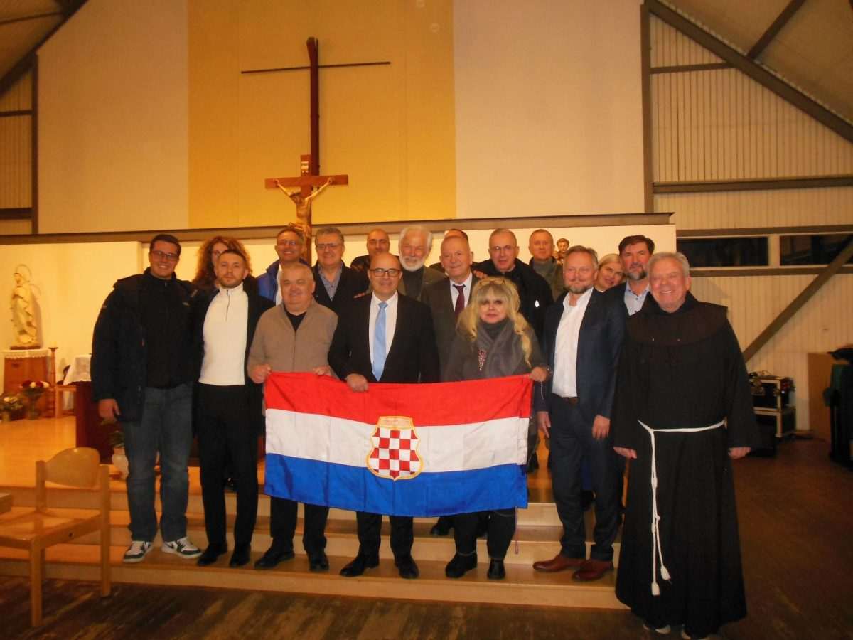 Predavanje u prostorijama HKŽ München / Foto: Fenix (fra Jozo Župić)