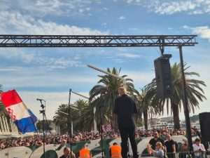 (FOTO) "ŠTO SE KRVLJU BRANI NE PUŠTA SE LAKO": Na Rivi održan prosvjed Torcide i udruga hrvatskih branitelja Splitska Riva / Foto: Fenix (Davor Puđa)