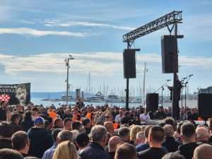 (FOTO) "ŠTO SE KRVLJU BRANI NE PUŠTA SE LAKO": Na Rivi održan prosvjed Torcide i udruga hrvatskih branitelja Splitska Riva / Foto: Fenix (Davor Puđa)