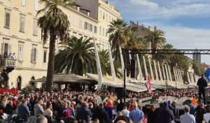 (FOTO) "ŠTO SE KRVLJU BRANI NE PUŠTA SE LAKO": Na Rivi održan prosvjed Torcide i udruga hrvatskih branitelja Splitska Riva / Foto: Fenix (Davor Puđa)