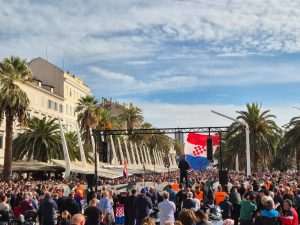 (FOTO) "ŠTO SE KRVLJU BRANI NE PUŠTA SE LAKO": Na Rivi održan prosvjed Torcide i udruga hrvatskih branitelja Splitska Riva / Foto: Fenix (Davor Puđa)