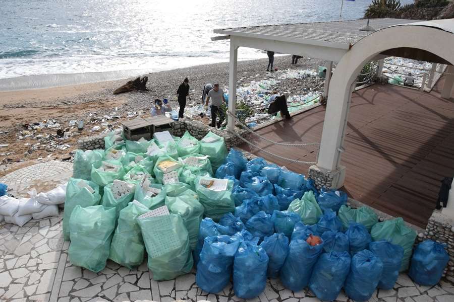 More nanijelo veliku količinu smeća u Dubrovnik / Foto: Hina