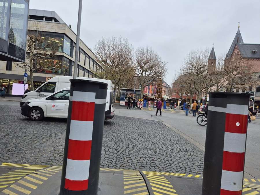 Radnici pomiču zaštitne stupiće