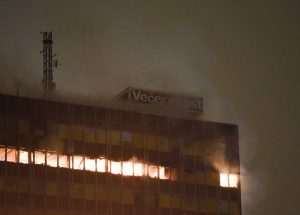 GORI VJESNIKOV NEBODER U ZAGREBU: Požar je zahvatio više katova, Tomašević rekao kako postoje sumnje! Vjesnikov neboder u plamenu / Foto: Hina