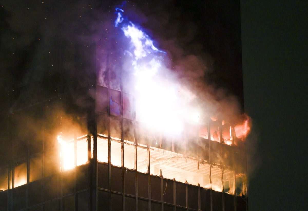 Vjesnikov toranj u plamenu / Foto: Hina