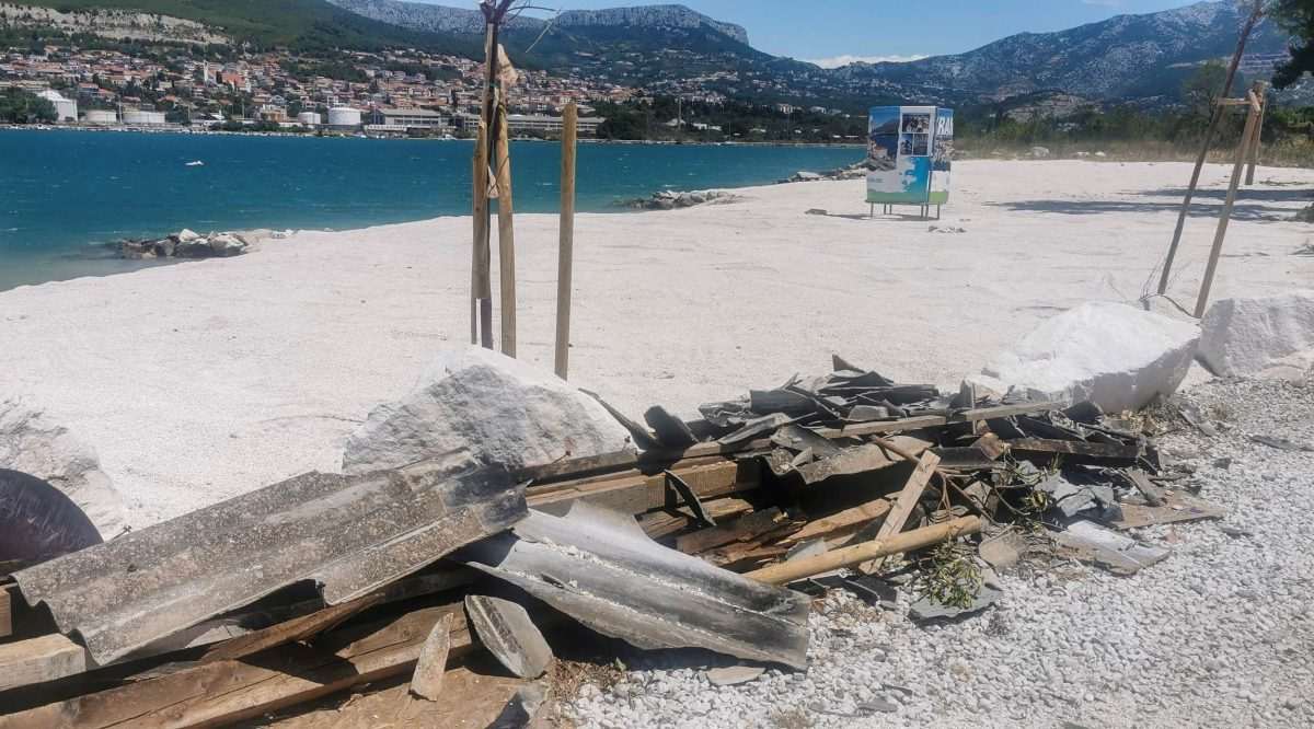 U Vranjicu i okolici do danas je 400 ljudi umrlo od bolesti povezanih sa udisanjem ili gutanjem azbestnih čestica iz bivše tvornice Salonit / Foto: Hina