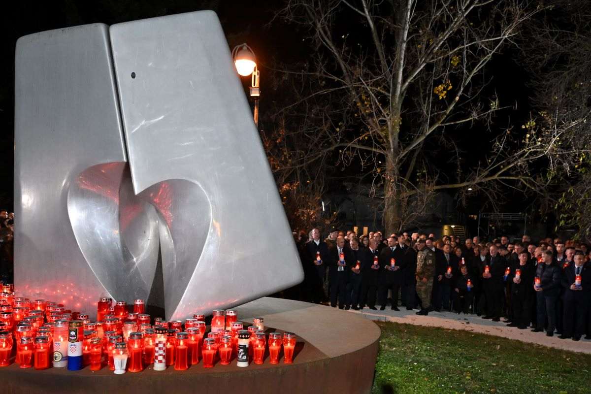 GRAĐANI HRVATSKE ODAJU POČAST GRADU HEROJU: "I reći ću vam samo još jednu stvar - zapamtite Vukovar" GRAĐANI HRVATSKE ODAJU POČAST GRADU HEROJU: "I reći ću vam samo još jednu stvar - zapamtite Vukovar"