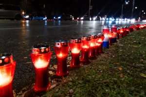 GRAĐANI HRVATSKE ODAJU POČAST GRADU HEROJU: "I reći ću vam samo još jednu stvar - zapamtite Vukovar" Paljenje svijeća za Vukovar u Osijeku/ Foto: Hina