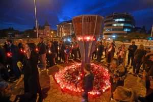 GRAĐANI HRVATSKE ODAJU POČAST GRADU HEROJU: "I reći ću vam samo još jednu stvar - zapamtite Vukovar" Paljenje svijeća za Vukovar u Splitu/ Foto: Hina