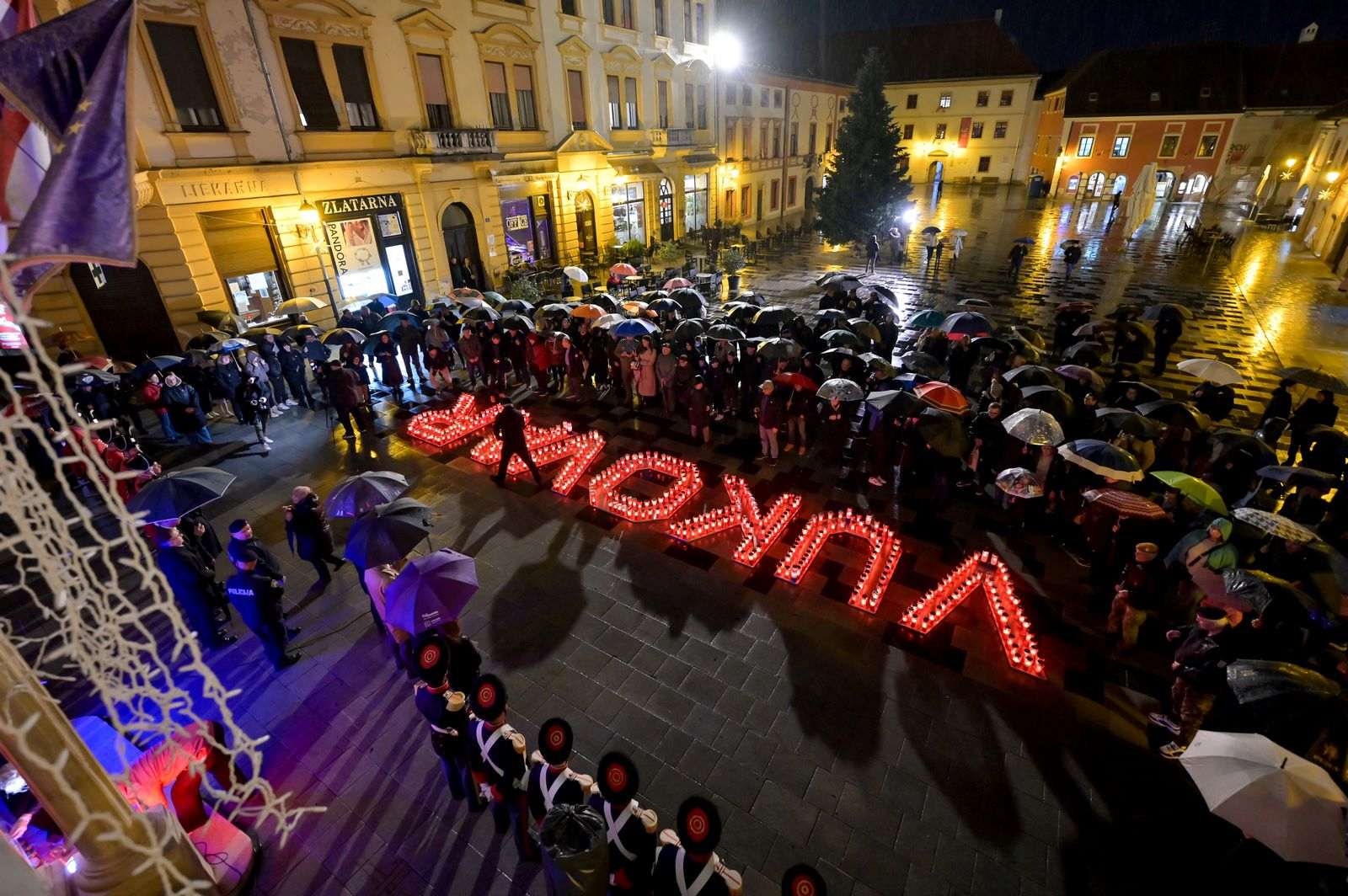 GRAĐANI HRVATSKE ODAJU POČAST GRADU HEROJU: "I reći ću vam samo još jednu stvar - zapamtite Vukovar" Paljenje svijeća za Vukovar u Varaždinu/ Foto: Hina