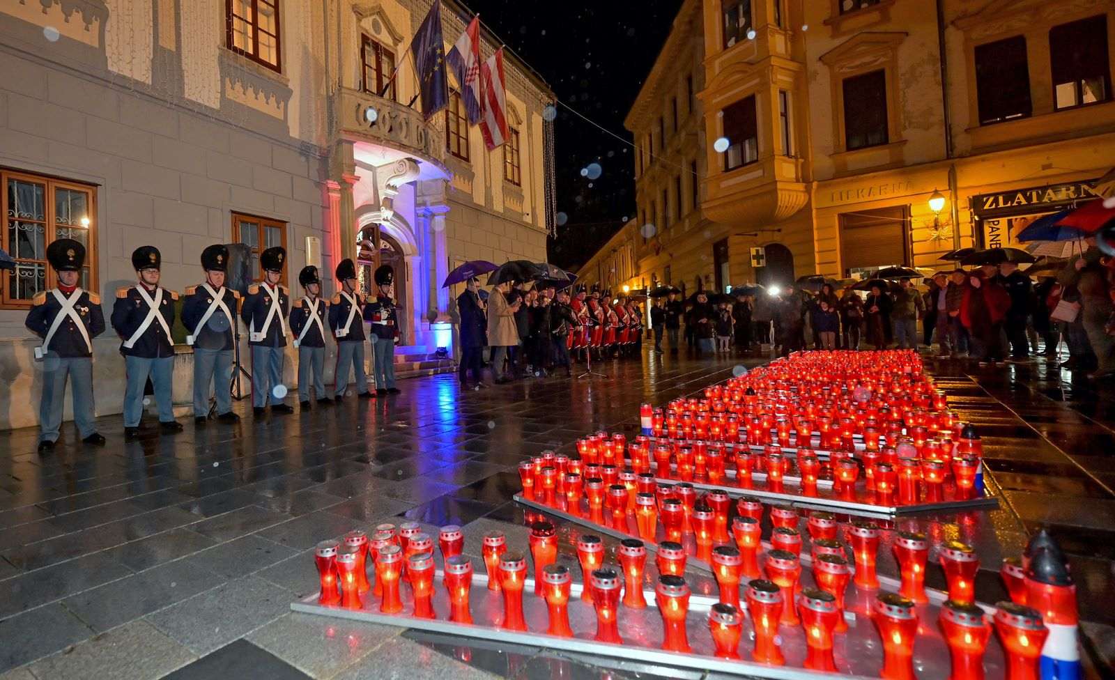 GRAĐANI HRVATSKE ODAJU POČAST GRADU HEROJU: "I reći ću vam samo još jednu stvar - zapamtite Vukovar" Paljenje svijeća za Vukovar u Varaždinu/ Foto: Hina